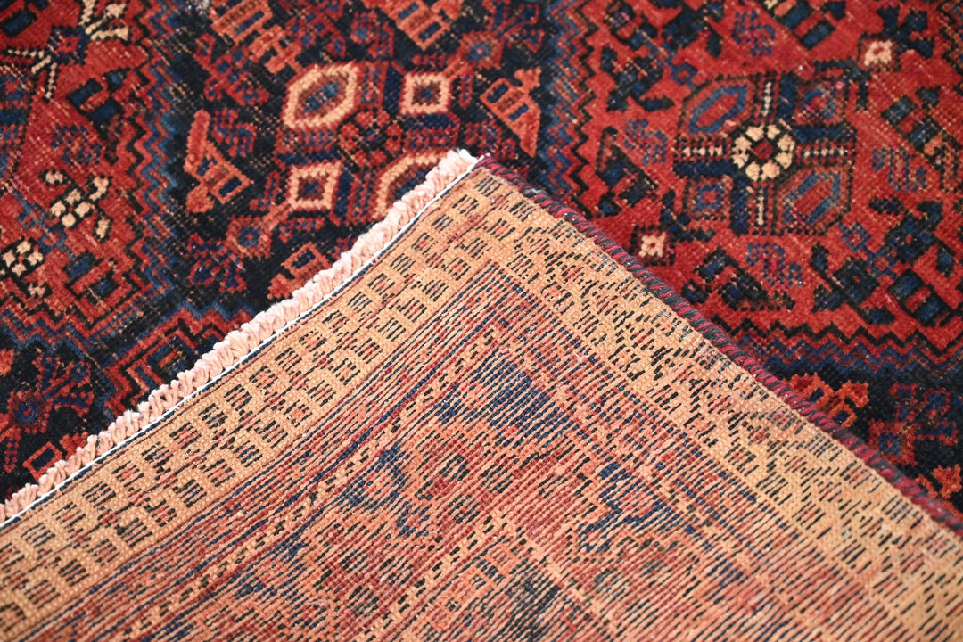 red Accent rug 4' 6" x 5' 5"