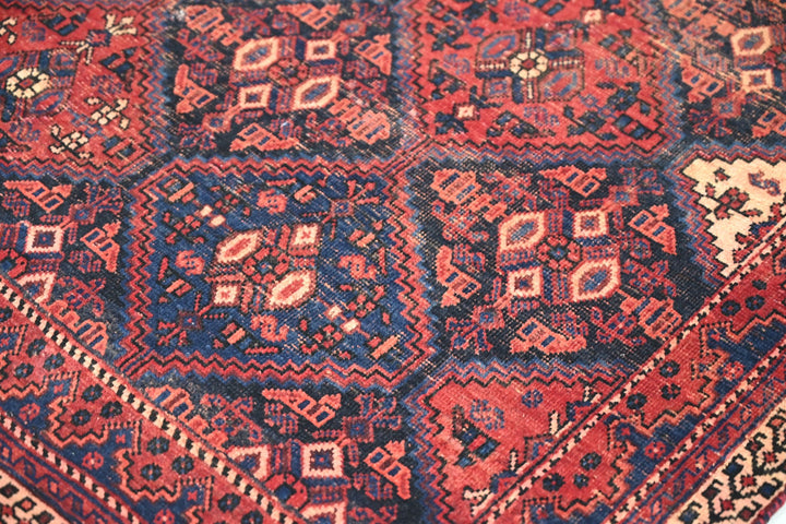 red Accent rug 4' 6" x 5' 5"