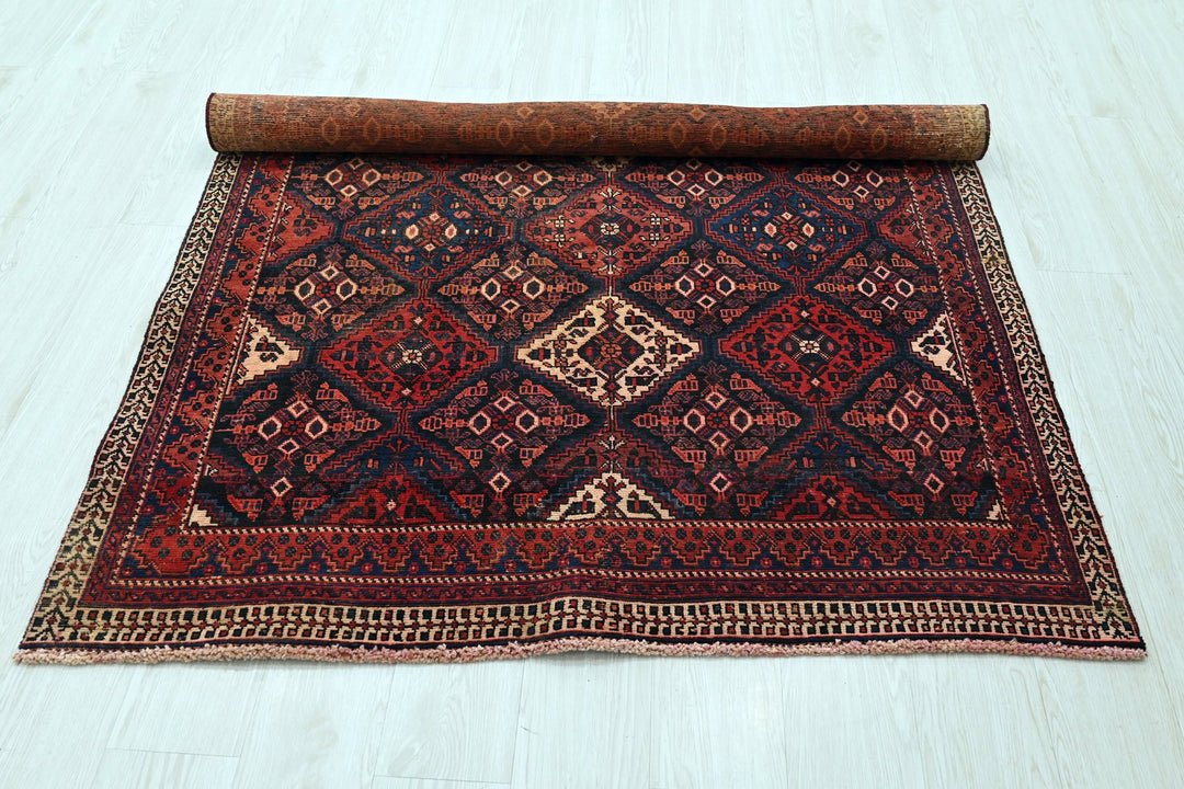 red Accent rug 4' 6" x 5' 5"