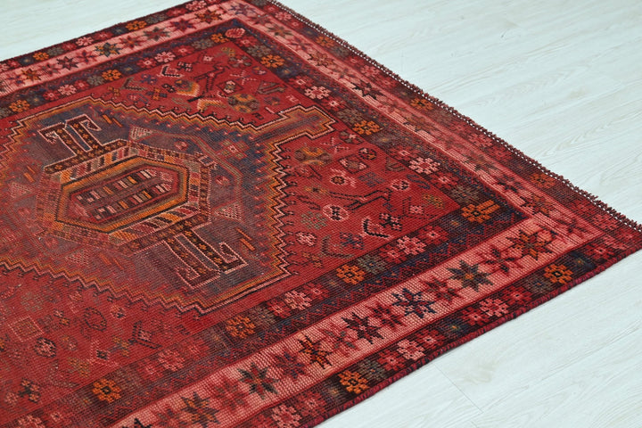 red Medium rug 4' 9" x 6' 5"