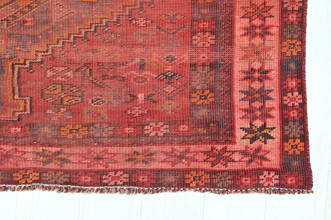 red Medium rug 4' 9" x 6' 5"