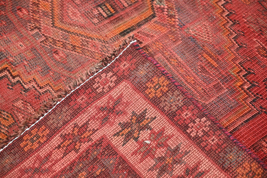 red Medium rug 4' 9" x 6' 5"