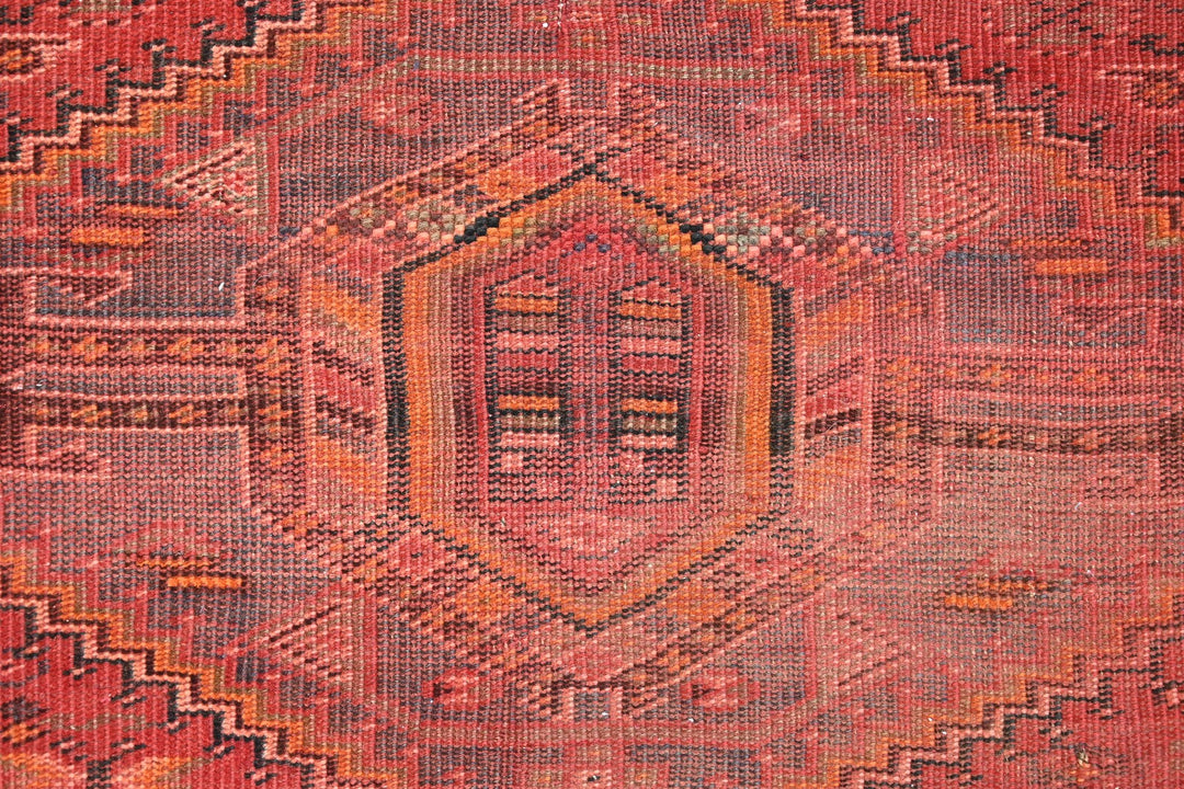 red Medium rug 4' 9" x 6' 5"