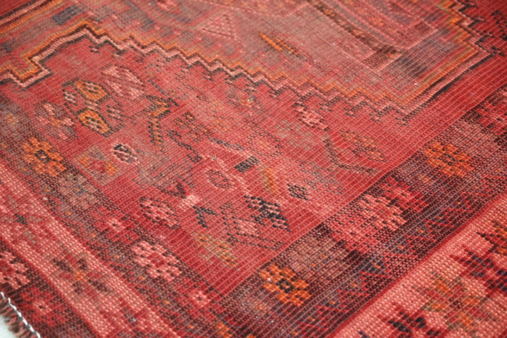 red Medium rug 4' 9" x 6' 5"