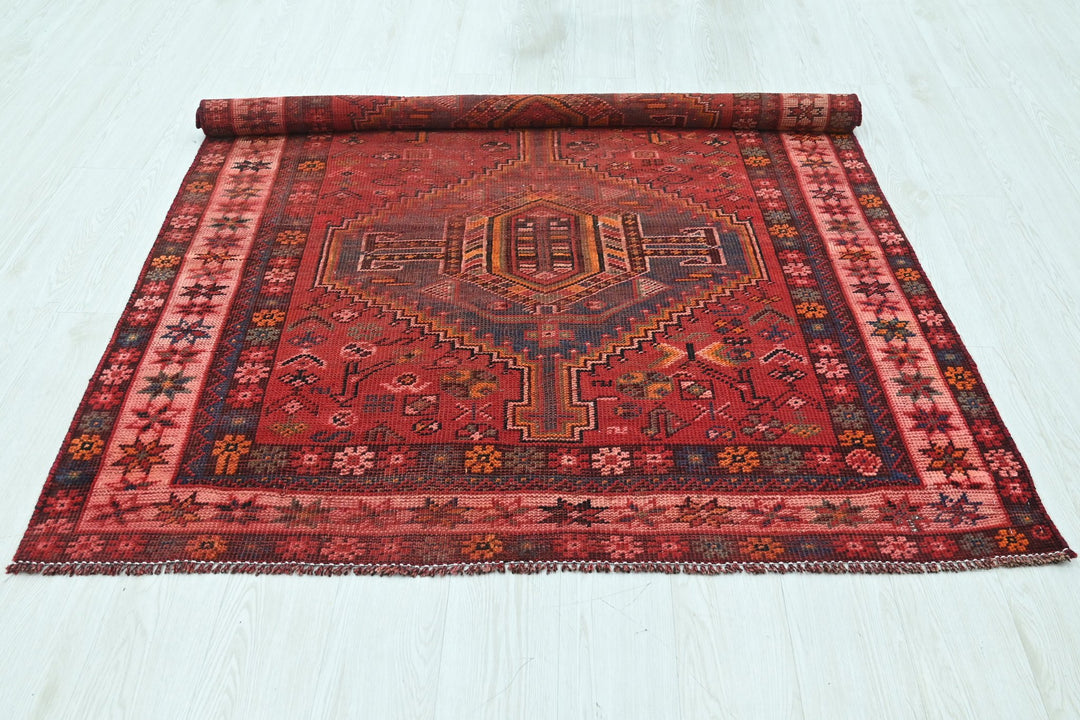 red Medium rug 4' 9" x 6' 5"