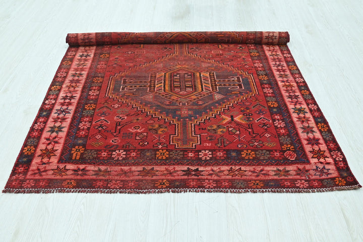red Medium rug 4' 9" x 6' 5"