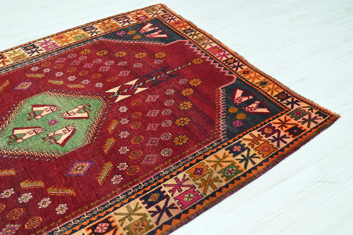 red Medium rug 5' 6" x 7' 10"