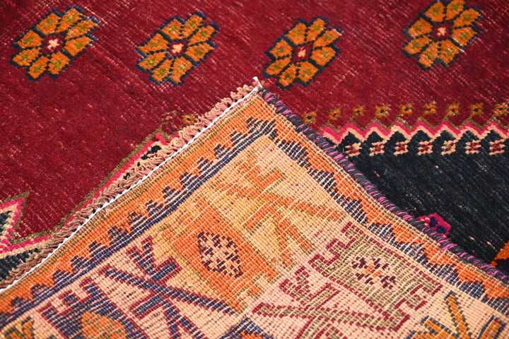 red Medium rug 5' 6" x 7' 10"