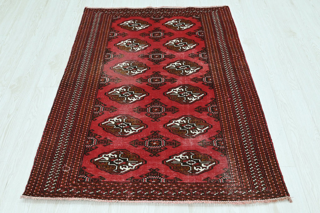 red Accent rug 3' 3" x 4' 7"