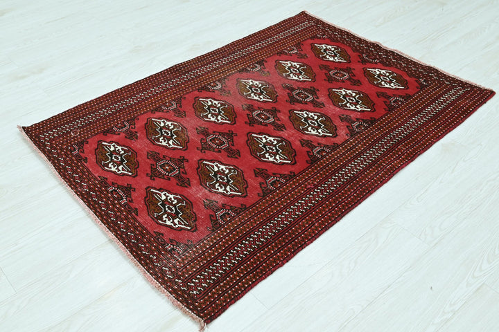 red Accent rug 3' 3" x 4' 7"