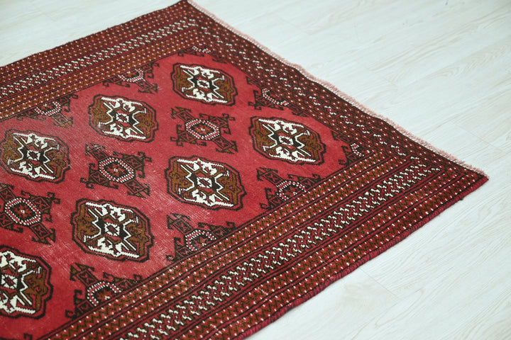 red Accent rug 3' 3" x 4' 7"