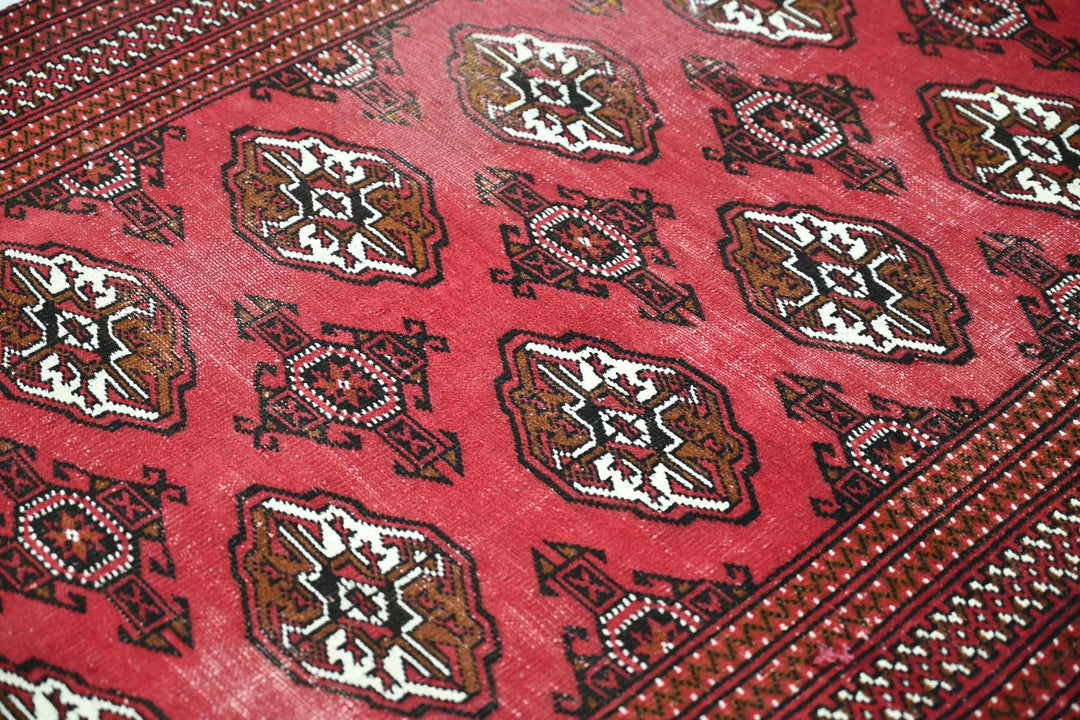 red Accent rug 3' 3" x 4' 7"