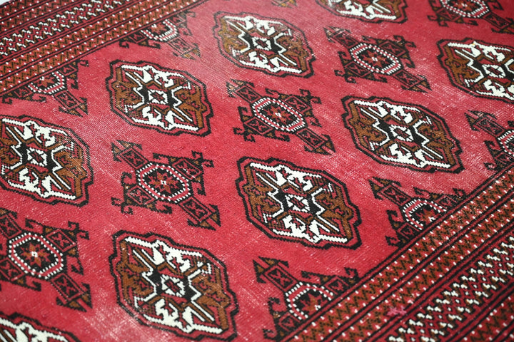 red Accent rug 3' 3" x 4' 7"