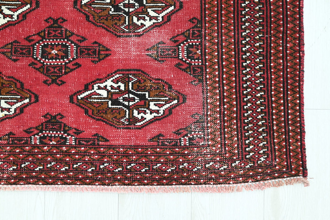 red Accent rug 3' 3" x 4' 7"