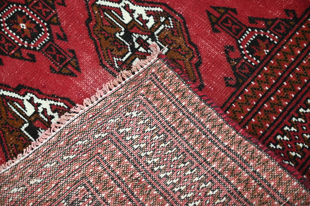 red Accent rug 3' 3" x 4' 7"