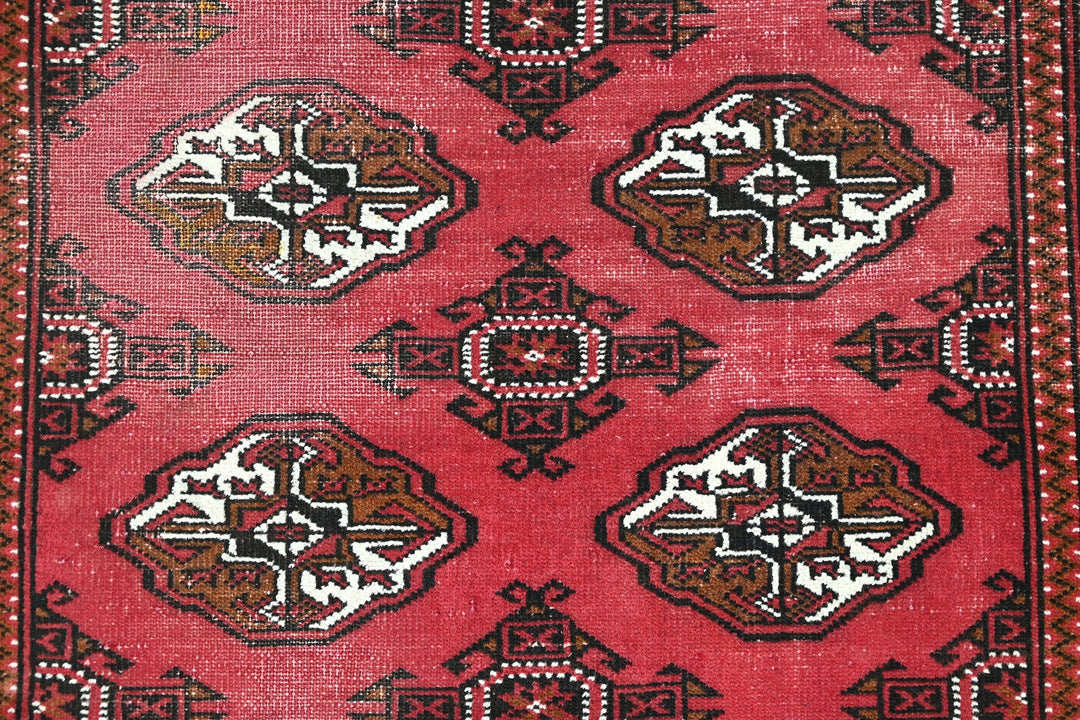 red Accent rug 3' 3" x 4' 7"