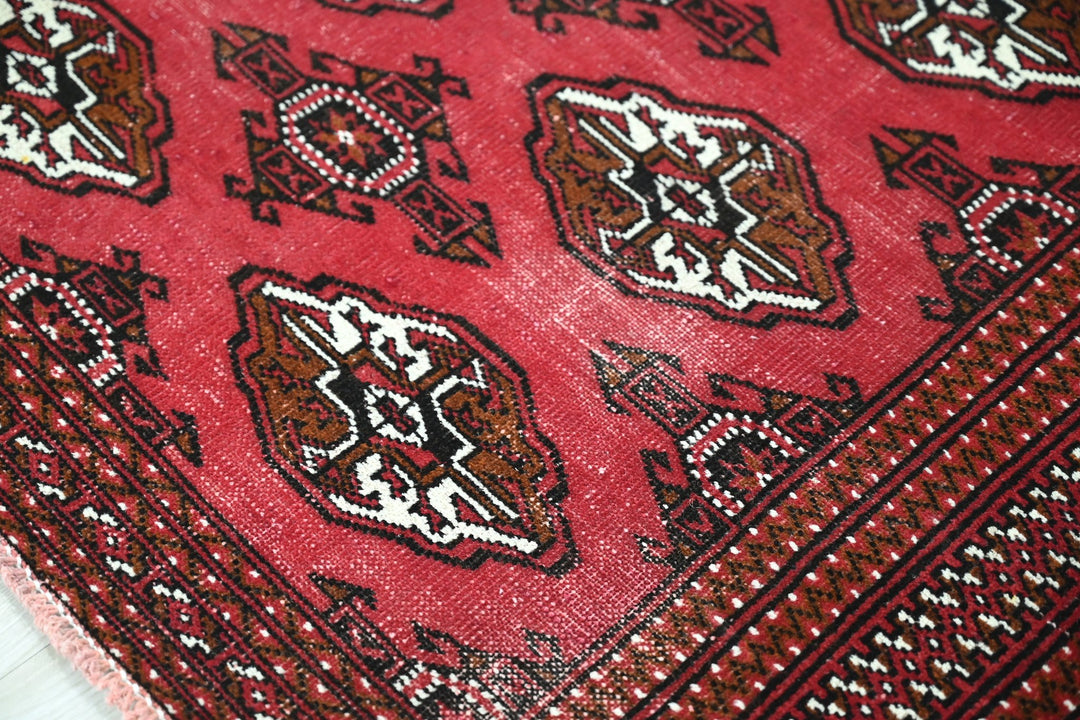 red Accent rug 3' 3" x 4' 7"