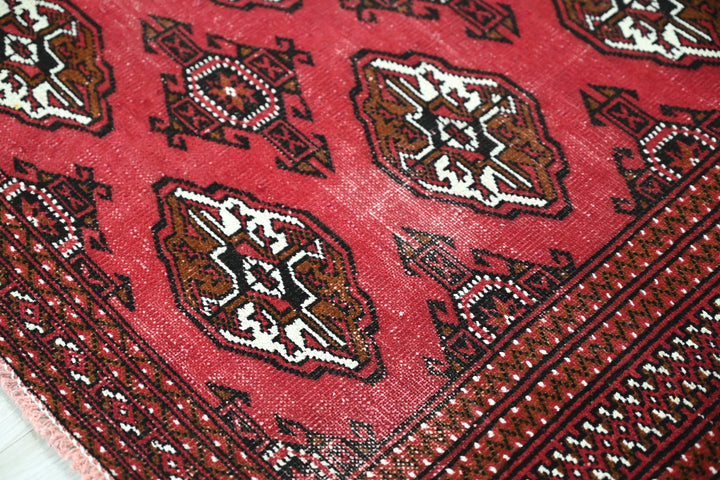 red Accent rug 3' 3" x 4' 7"