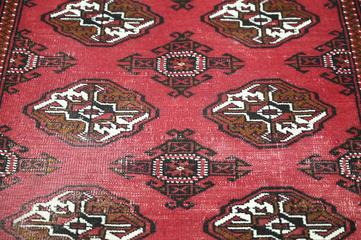 red Accent rug 3' 3" x 4' 7"
