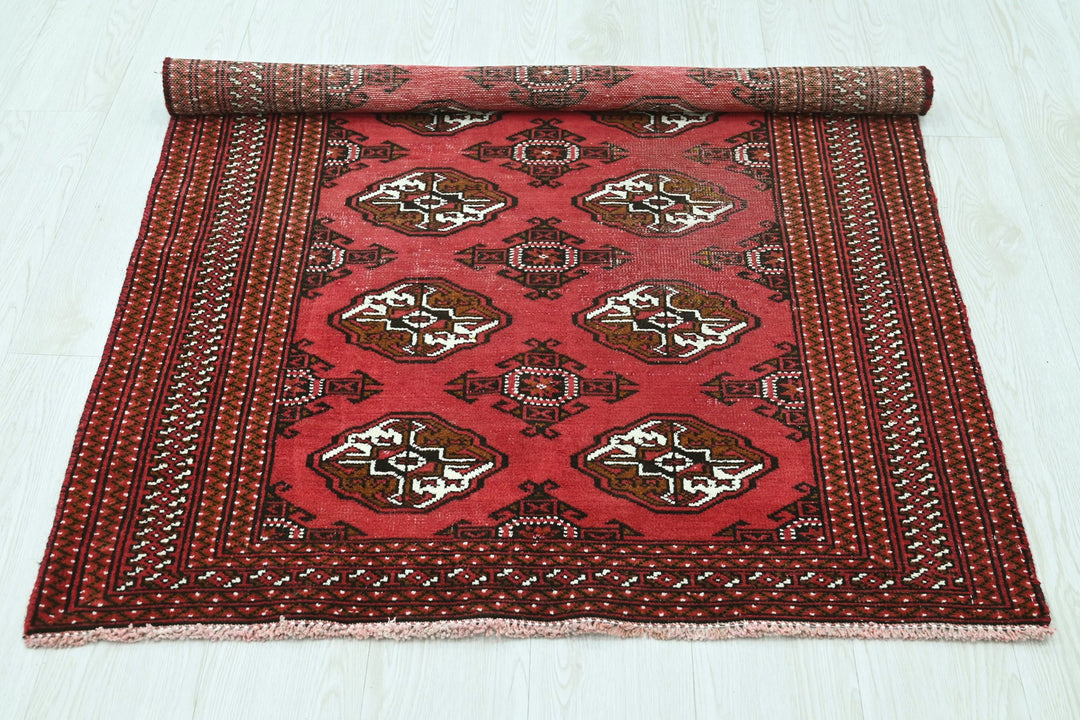 red Accent rug 3' 3" x 4' 7"