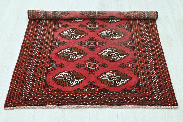 red Accent rug 3' 3" x 4' 7"
