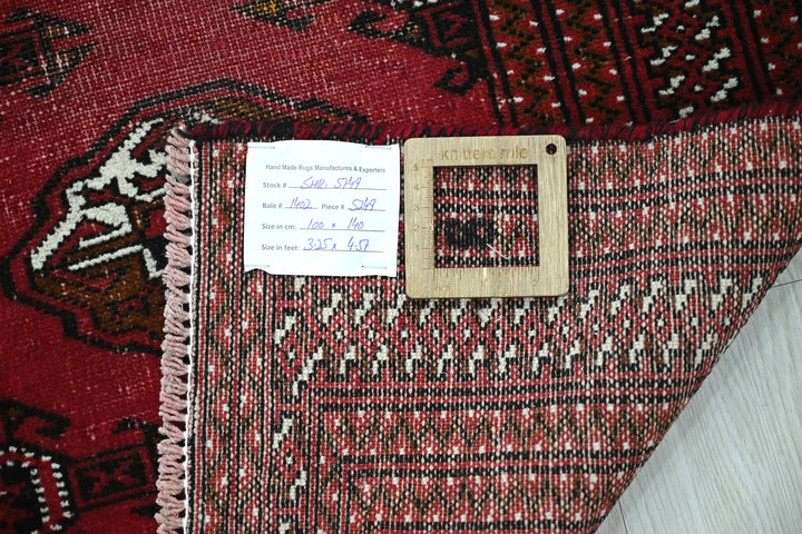 red Accent rug 3' 3" x 4' 7"