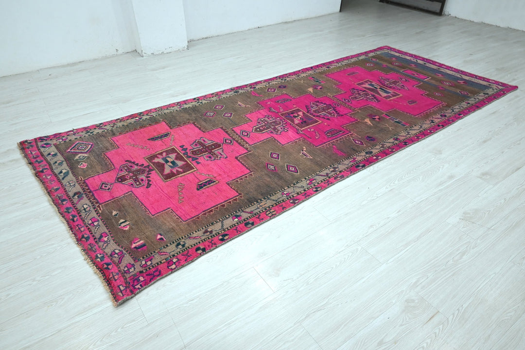 brown Large rug 4' 7" x 11' 4"