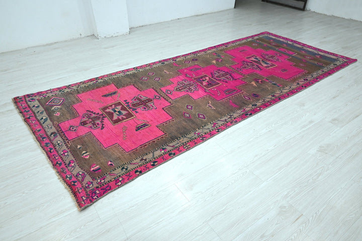 brown Large rug 4' 7" x 11' 4"