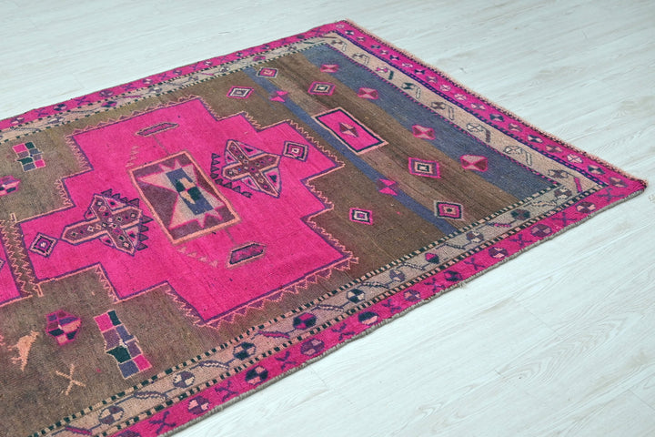 brown Large rug 4' 7" x 11' 4"