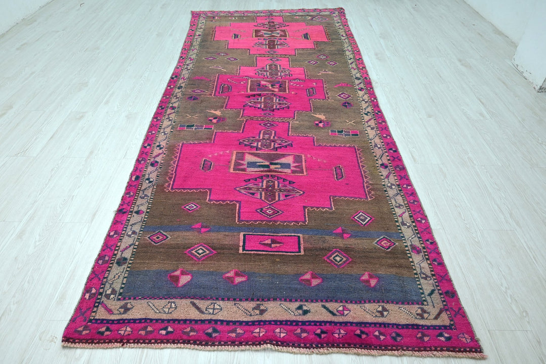 brown Large rug 4' 7" x 11' 4"