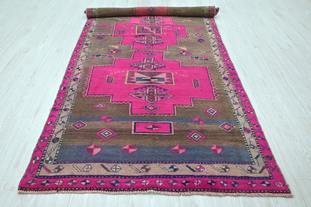 brown Large rug 4' 7" x 11' 4"