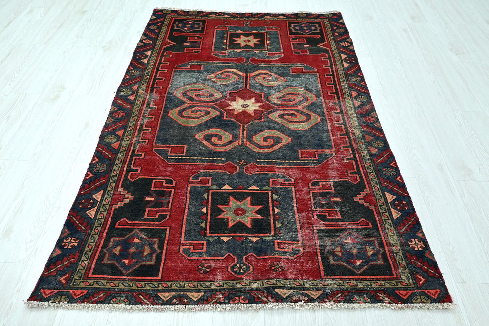 red Accent rug 4' 1" x 6' 6"