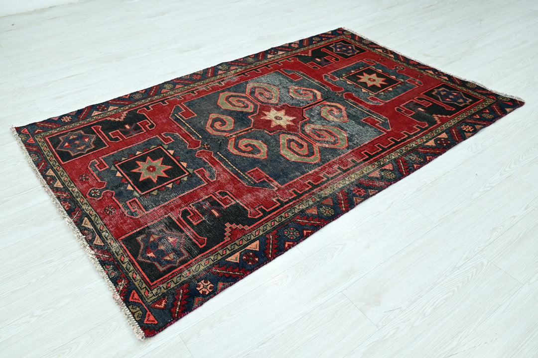 red Accent rug 4' 1" x 6' 6"