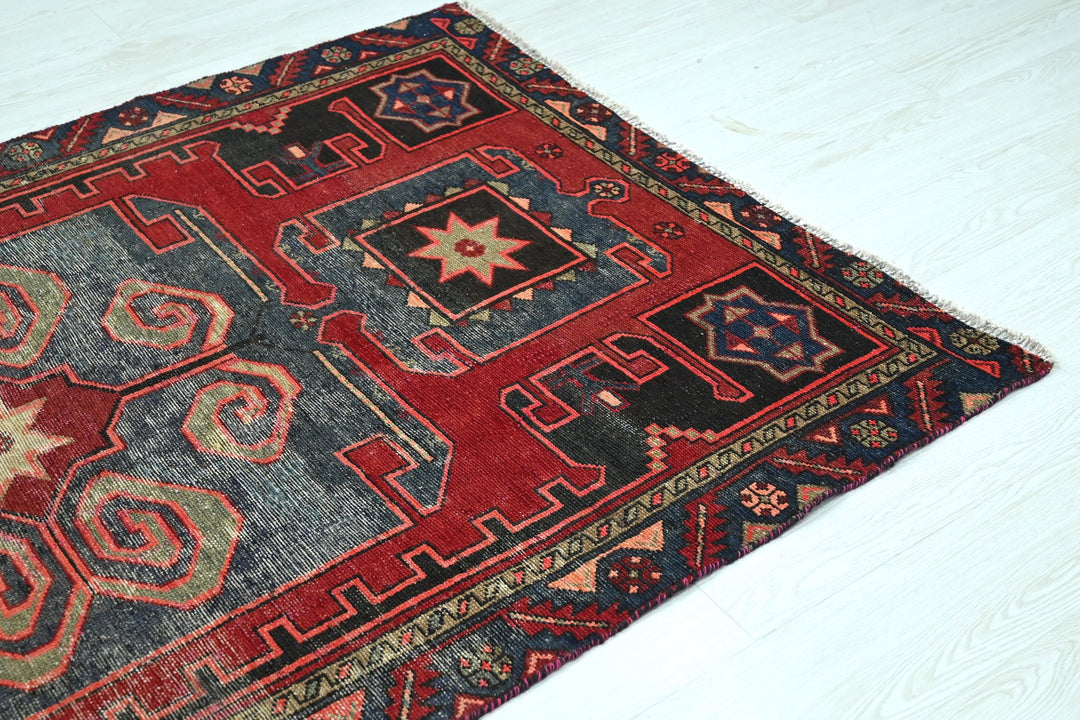 red Accent rug 4' 1" x 6' 6"
