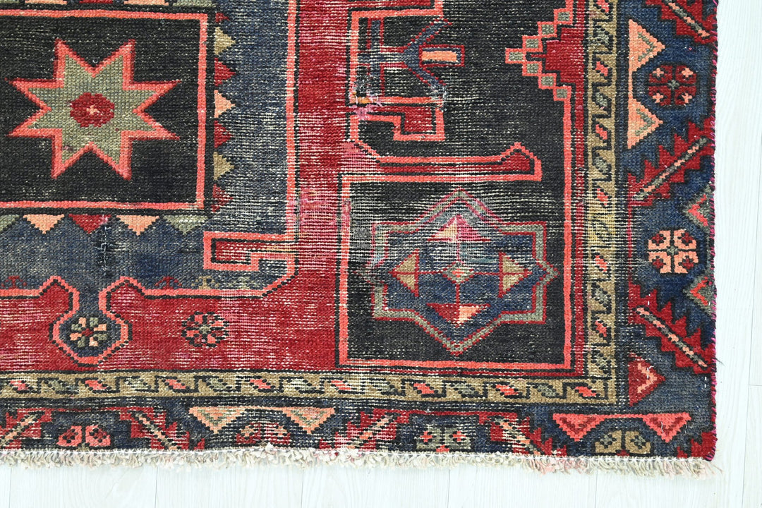 red Accent rug 4' 1" x 6' 6"