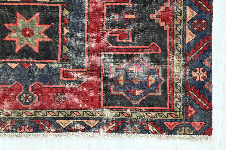 red Accent rug 4' 1" x 6' 6"