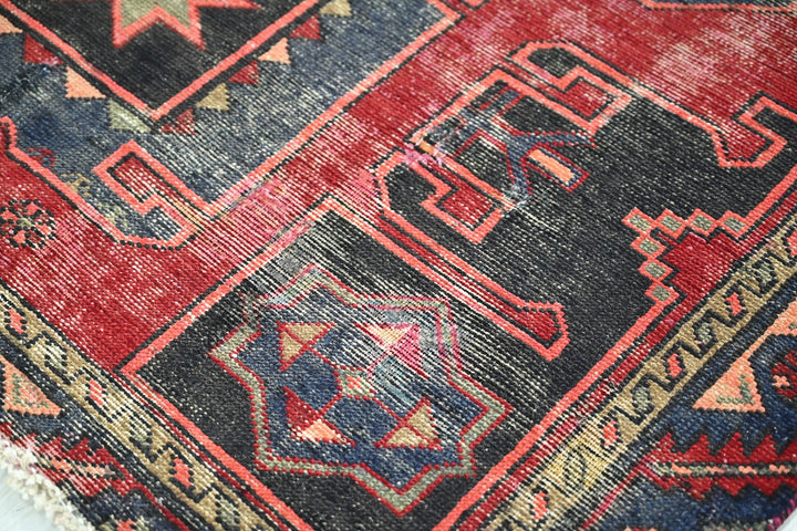 red Accent rug 4' 1" x 6' 6"