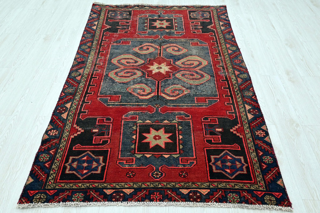 red Accent rug 4' 1" x 6' 6"