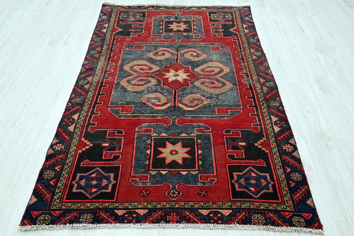 red Accent rug 4' 1" x 6' 6"