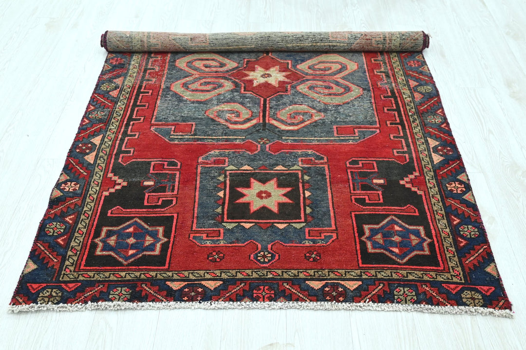 red Accent rug 4' 1" x 6' 6"