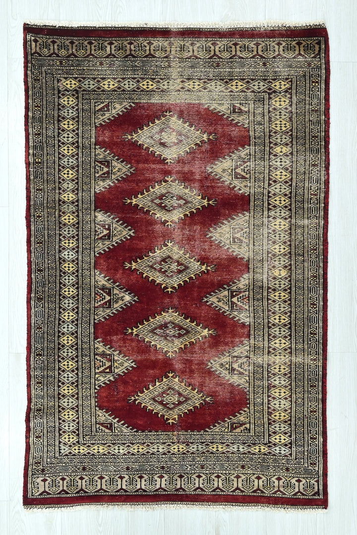 red Accent rug 2' 11" x 4' 10"