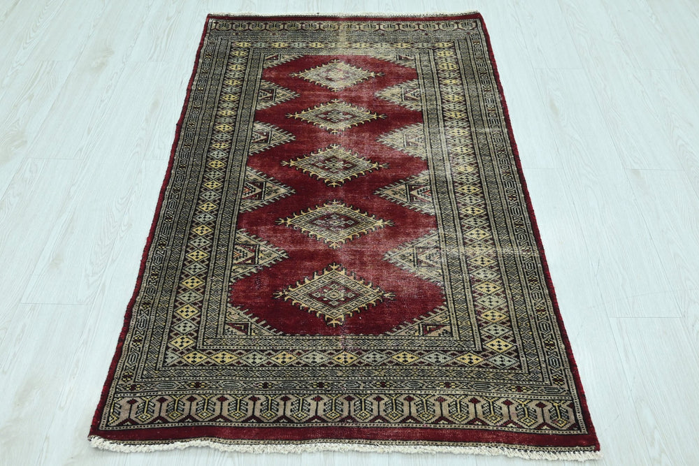red Accent rug 2' 11" x 4' 10"