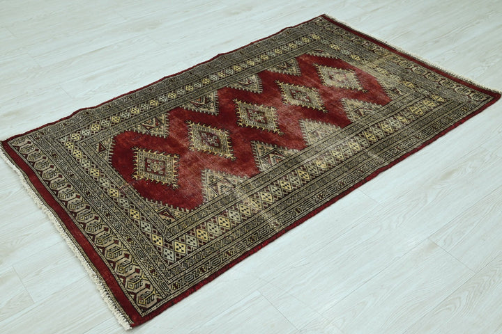 red Accent rug 2' 11" x 4' 10"