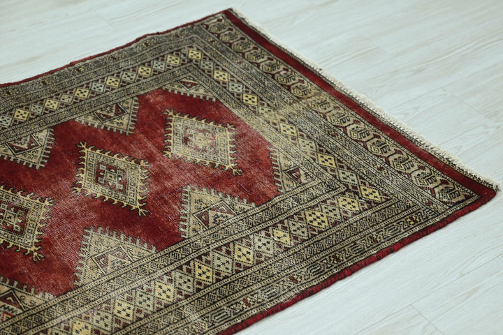 red Accent rug 2' 11" x 4' 10"