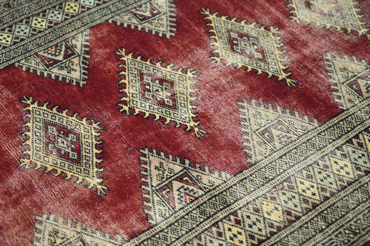 red Accent rug 2' 11" x 4' 10"