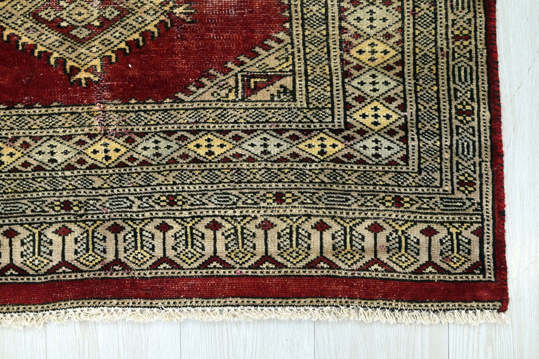 red Accent rug 2' 11" x 4' 10"