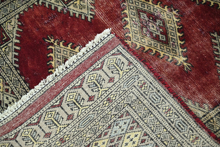 red Accent rug 2' 11" x 4' 10"