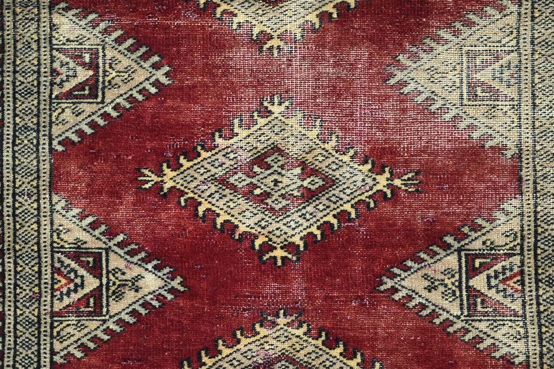 red Accent rug 2' 11" x 4' 10"