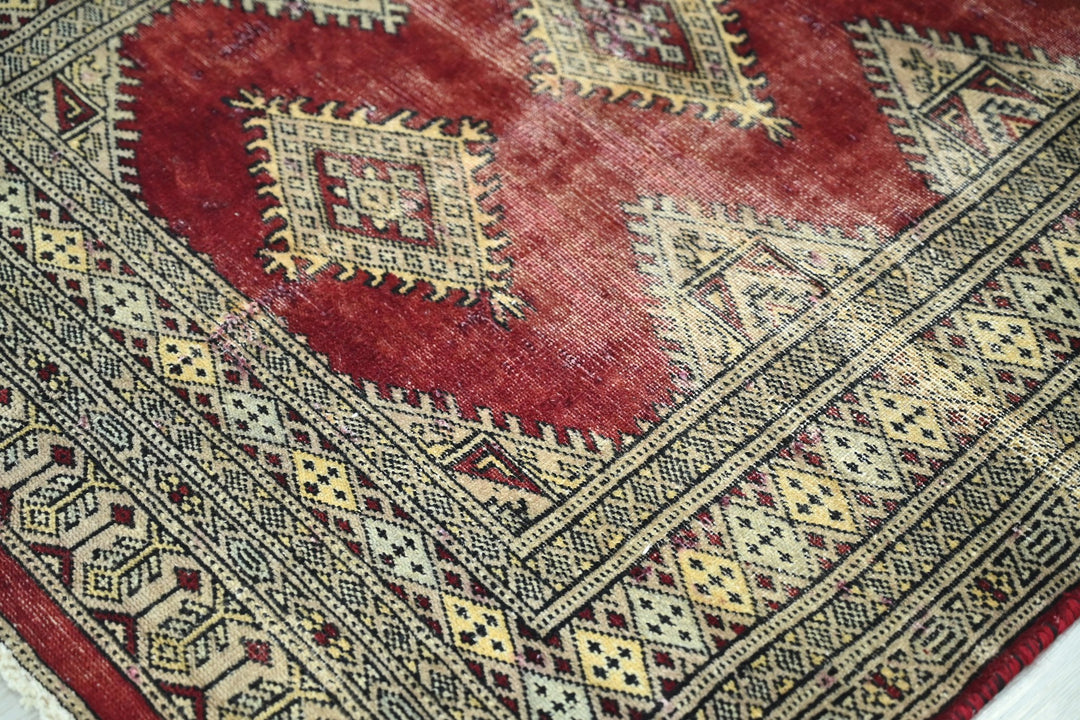 red Accent rug 2' 11" x 4' 10"