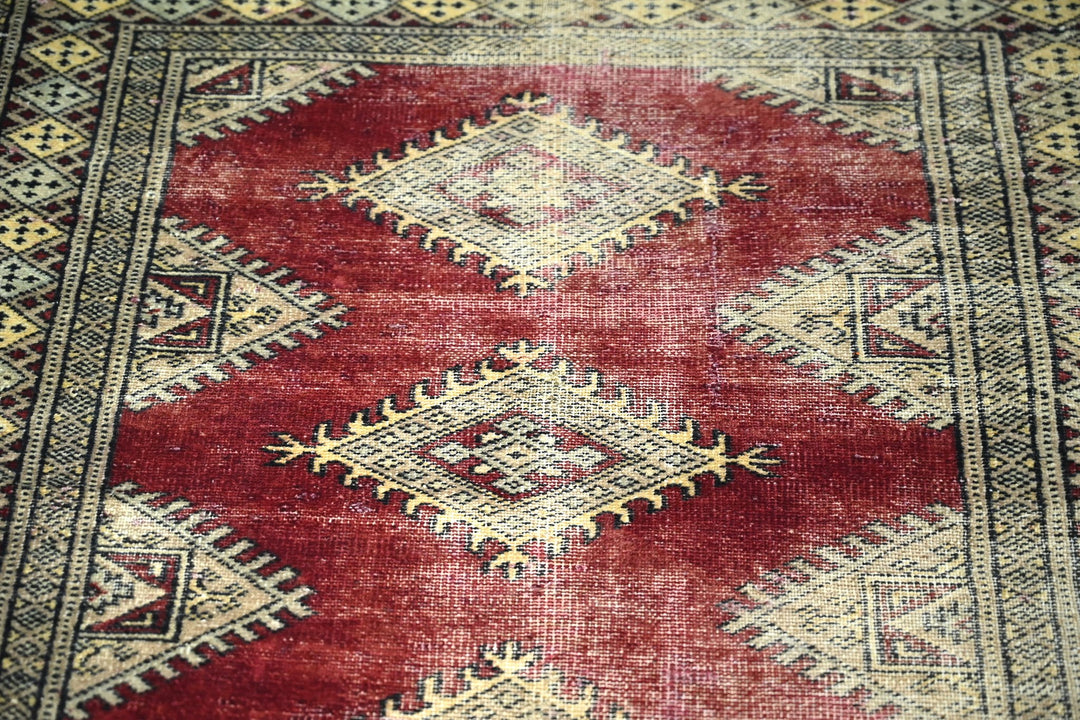 red Accent rug 2' 11" x 4' 10"